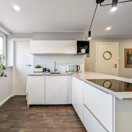 Stysia Superior By Bookinghost Apartman