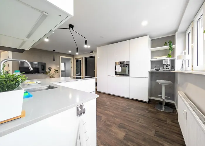 Stysia Superior By Bookinghost *